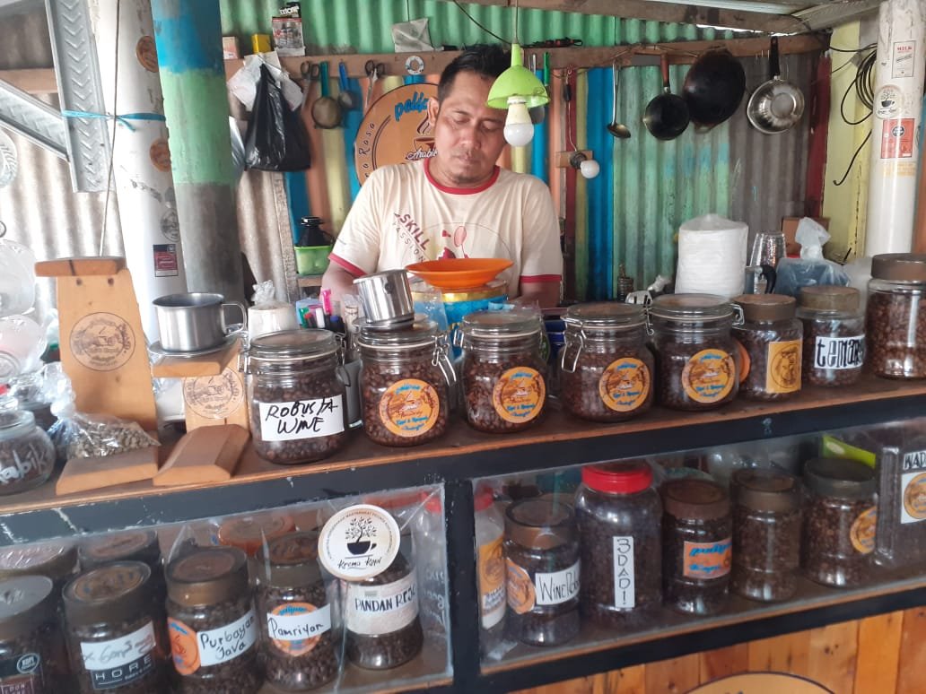 KREATIF. Pemilik Kedai Kopi "Pelipur" di Kelurahan Sindurjan Purworejo berupaya kreatif untuk meyiasati sepinya pembeli, yakni dengan menghadirkan kemasan atau layanan baru yang mudah, kemarin.(Foto: eko)