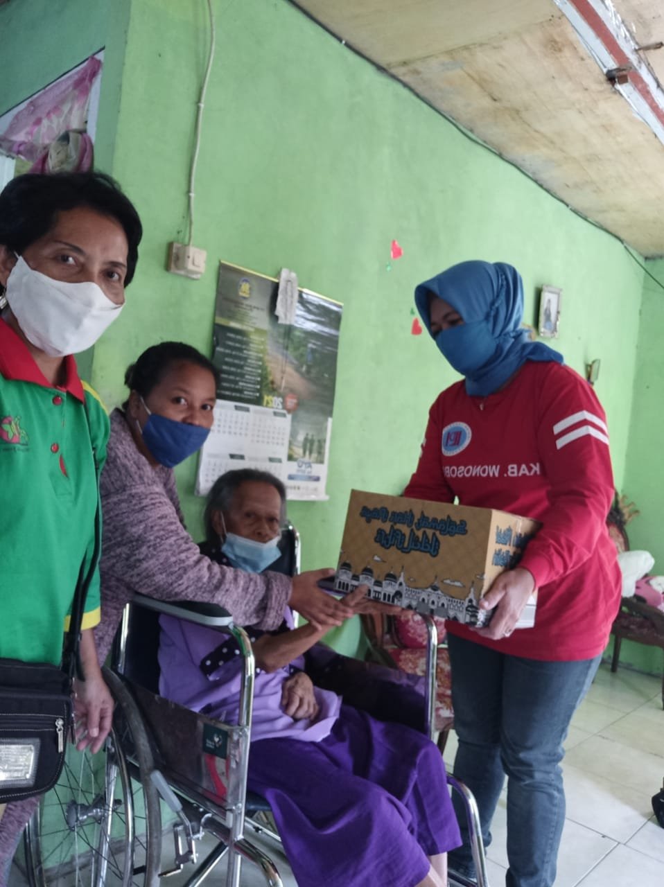 BAGIKAN. Komunitas penggiat lingkungan Papelink Asri Wonosobo membagikan 75 paket sembako untuk lansia sakit dan lansia miskin.
