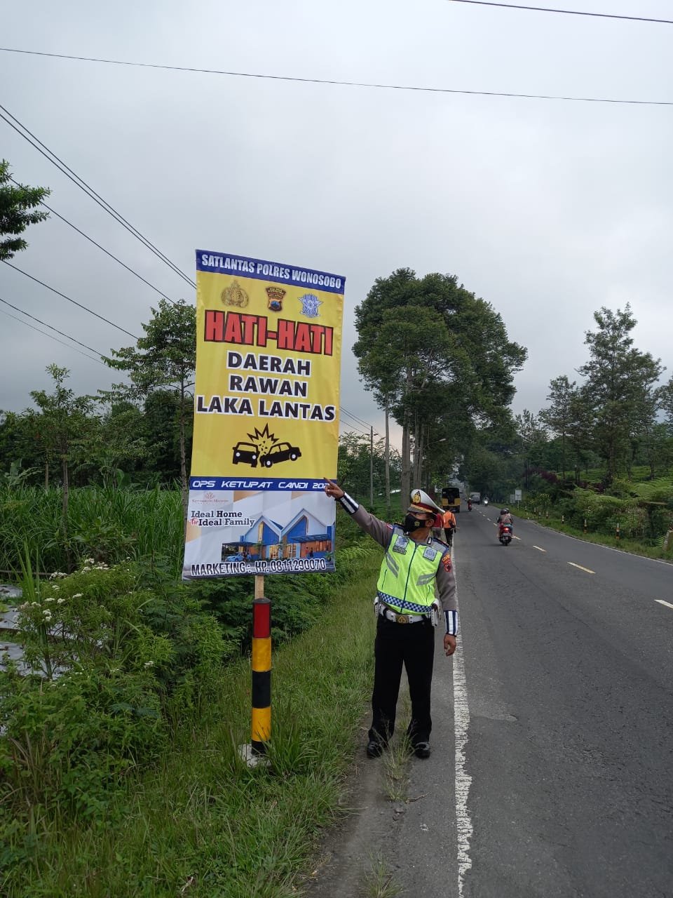 PERINGATAN.Polres Wonosobo memasang banner peringatan kewaspadaan bagi pengguna jalan yang melintas di jalur-jalur rawan kecelakaan.