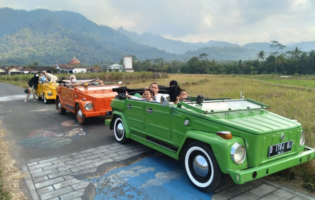 TOUR. Kendaraan wisata VW Tour Borobudur melayani pengunjung usai dibukanya kembali DTW di Kabupaten Magelang.