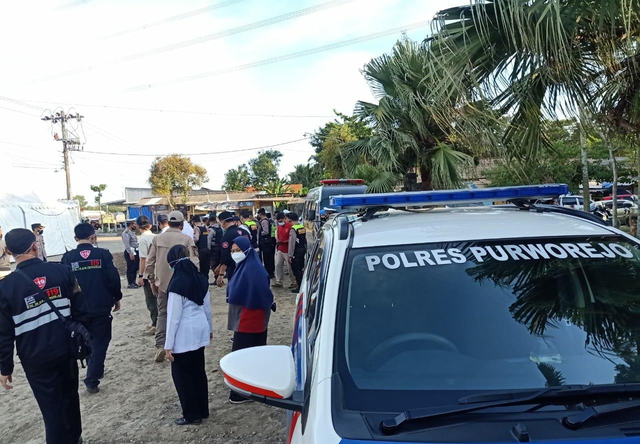 SIAGA. Sejumlah personel Polri, TNI, Dinhub, dan instansi terkait mulai disiagakan di pos penyekatan terpadu di Perbatasan Purworejo-Jogjakarta, kemarin. (Foto: eko)