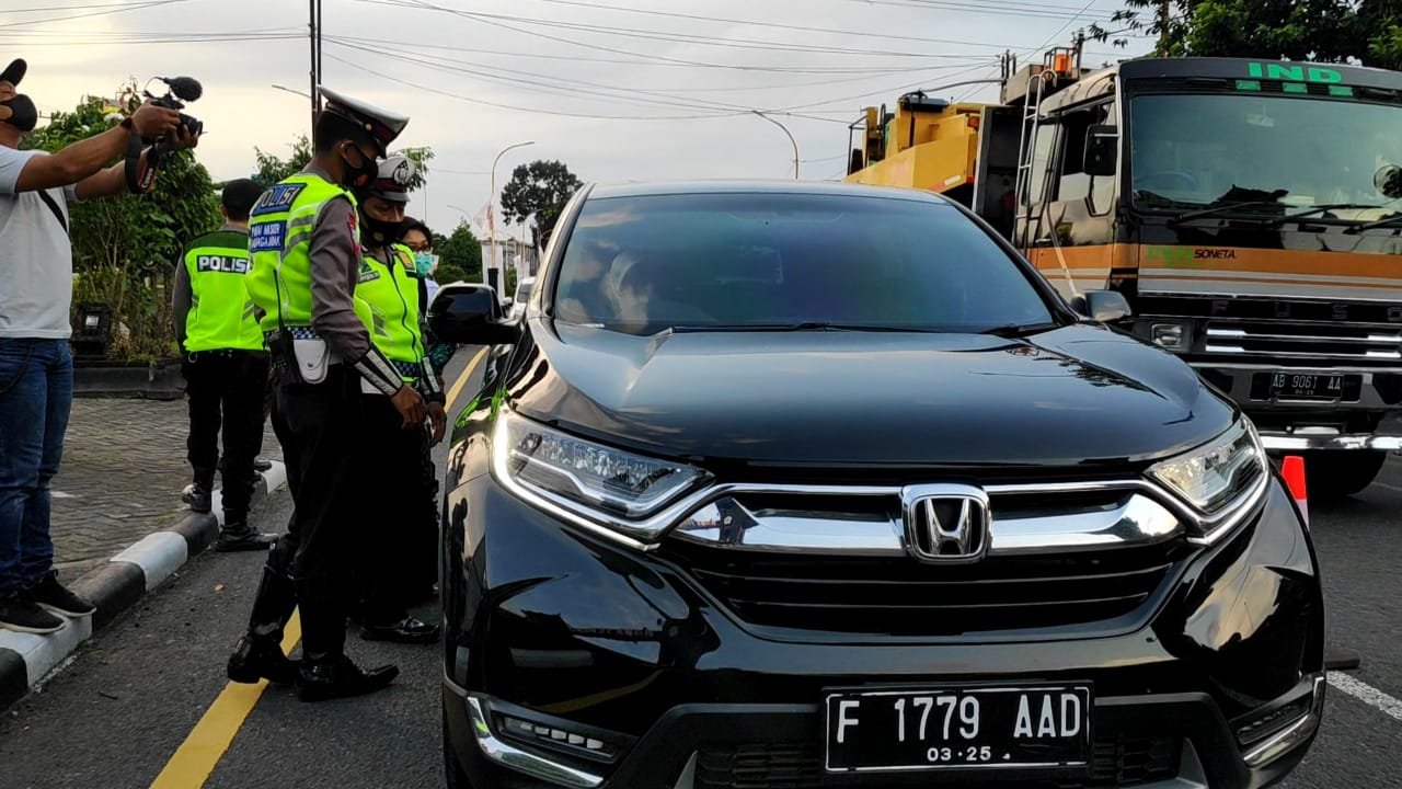 PENYEKATAN. Petugas gabungan Polres da Kodim 0705 Magelang dalam kegiatan penyekatan pemudik di perbatasan Magelang Jawa Tengah dan Jogjakarta.