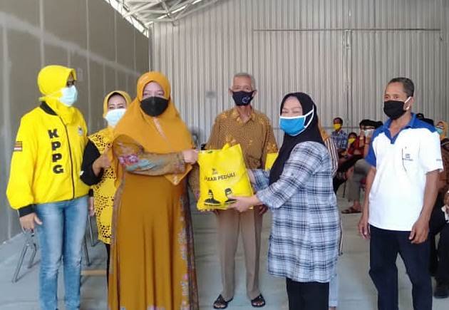 SIMBOLIS. Wakil Bupati Purworejo yang juga Ketua DPD II Partai Golkar Purworejo simbolis menyerahkan bantuan paket sembako kepada warga di Desa Wonoroto, Kecamatan Purworejo, kemarin. ( Foto: eko )
