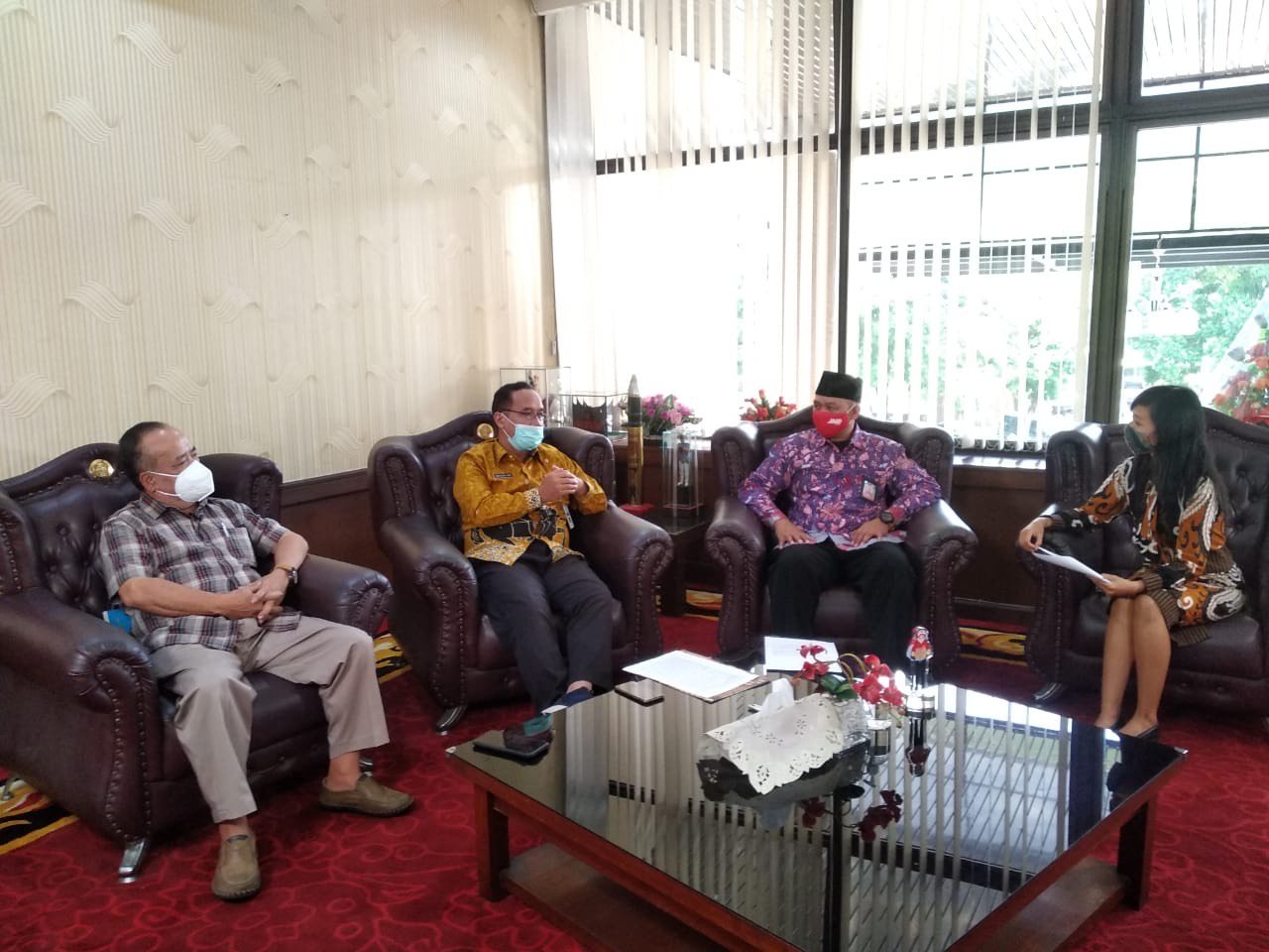 TALKSHOW. Walikota Magelang dr Aziz berdialog dengan Ketua Apindo Eddy Sutrisno dan pihak lainnya, tentang ketahanan UMKM di masa pandemi Covid-19.( foto : IST/magelang ekspres)