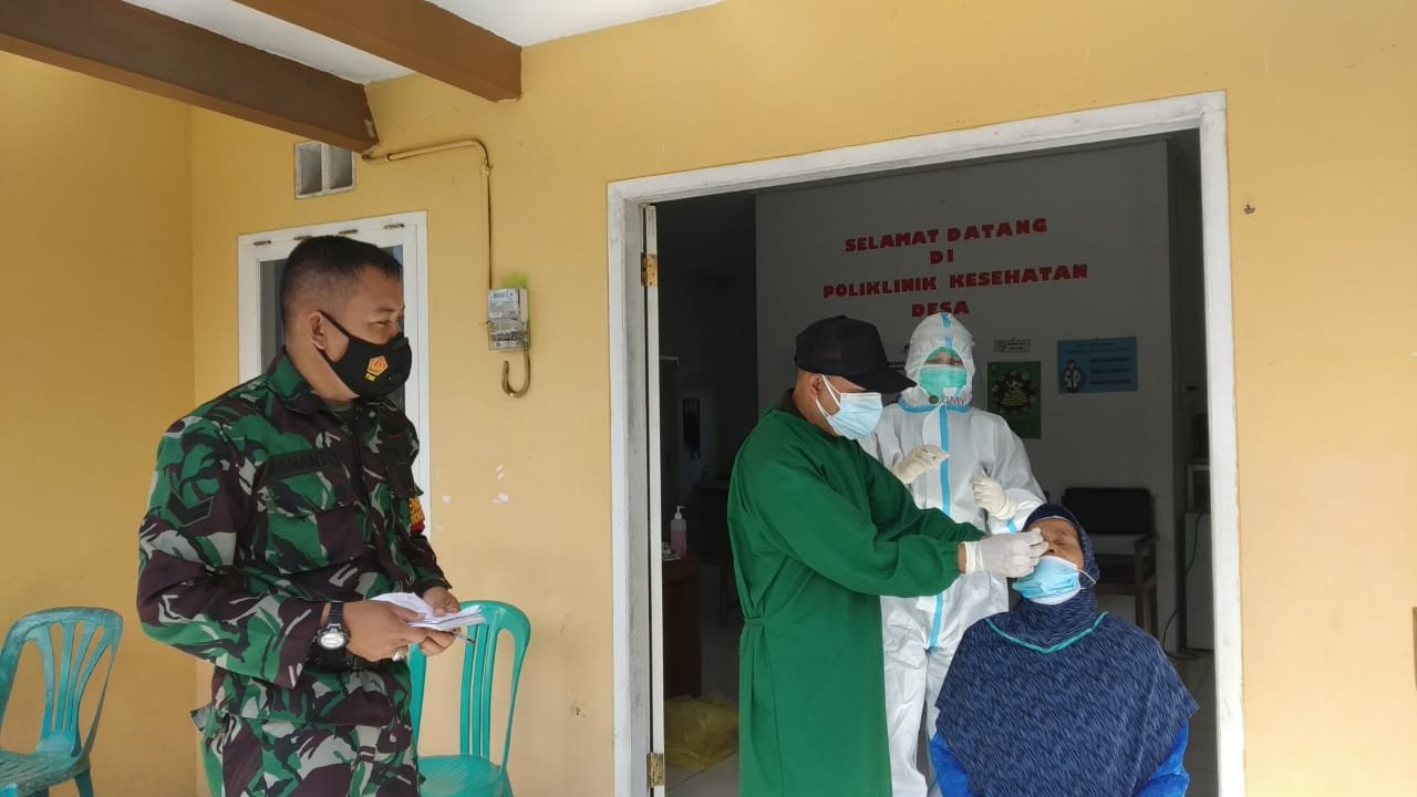 ZIARAH. Sebanyak 15 warga Kelurahan Andongsili Kecamatan Mojotengah yang baru pulang ziarah dari Bangkalan, Madura, langsung digiring satgas Covid untuk menjalani swab antigen di balai Kelurahan Kalibeber.