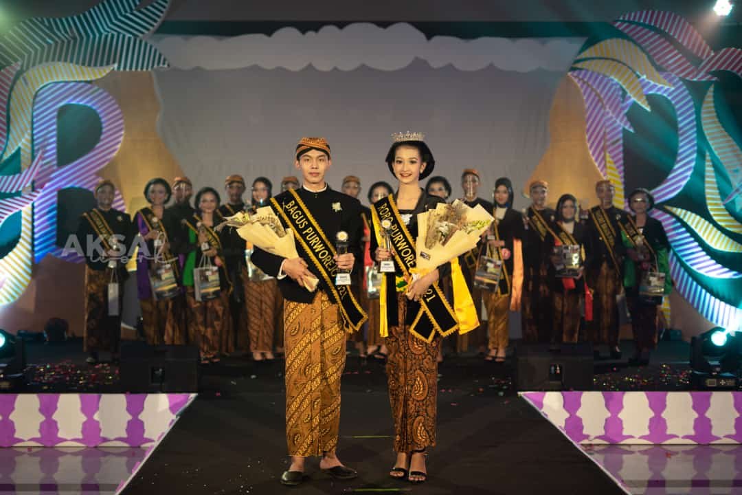 TERPILIH. Narendra Dewa Fairuzy dan Putri Nastha Yulia terpilih sebagai Bagus dan Roro Purworejo 2021 dalam malam grand Final Bagus Roro Purworejo tahun 2021, di Ganeca Convetion Hall, kemarin malam. (Foto lukman)