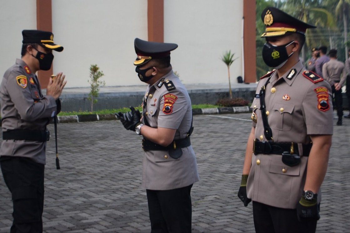 SALAM. Kapolres Temanggung memberikan ucapan selamat kepada pejabat di Polsek Tembarak usai serah terima jabatan di Mapolres Temanggung, Rabu (16/6). (Foto:setyo wuwuh/temanggung ekspres)