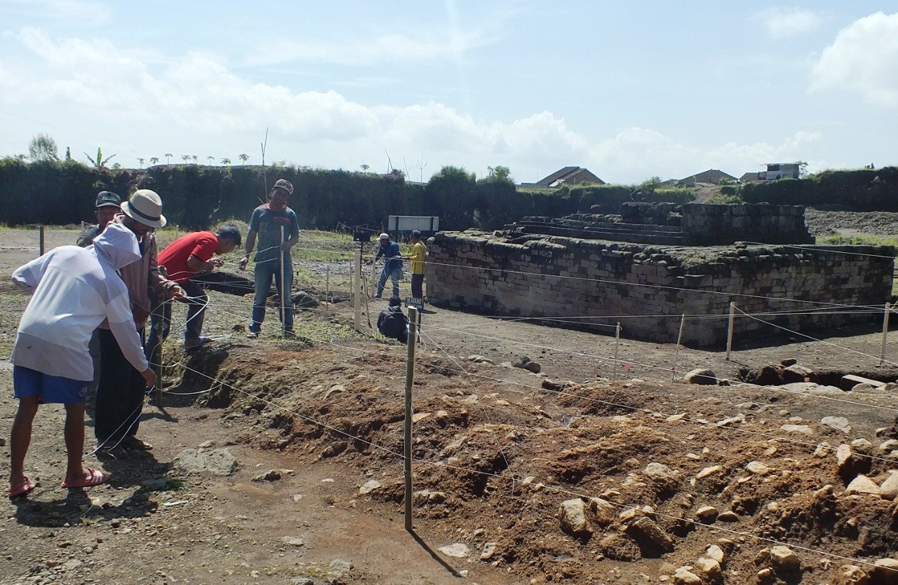 EKSKAVASI. Tim sedang melakukan ekskavasi di Situs Liyangan Desa Purbosari Kecamatan Ngadirejo saat sebelum pandemi Covid-19. (Foto:setyo wuwuh/temanggung ekspres)