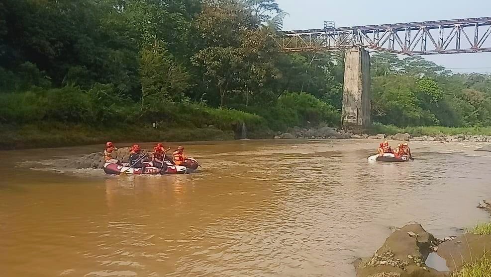 PENCARIAN. Tim SAR gabungan melakukan pencarian di Kali Progo Temanggung.(Foto:setyo wuwuh/Temanggung ekspres)