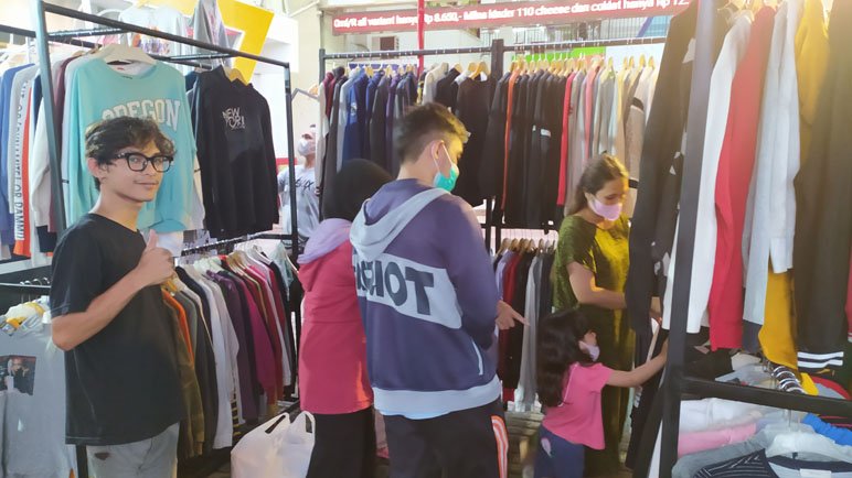 RAMAI. Sejumlah pengunjung tampak sibuk memilih hoodie atau crewneck dari brand-brand luar negeri. (Foto lukman)