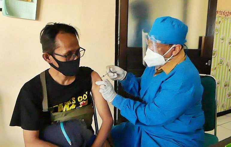 VAKSIN. Petugas kesehatan sedang melakukan vaksinasi Covid-19 kepada pedagang tembakau di Puskesmas Parakan.(Foto:setyo wuwuh/temanggung ekspres)