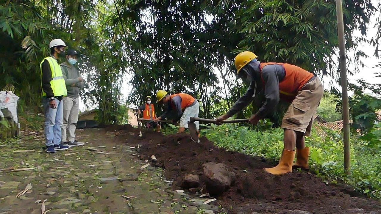 MENGURUK. Sejumlah Pekerja sedang menguruk pipa saluran air di Dusun Mulyo Desa Pandemulyo Kecamatan Bulu, kemarin. (foto:setyo wuwuh/temanggung ekspres)