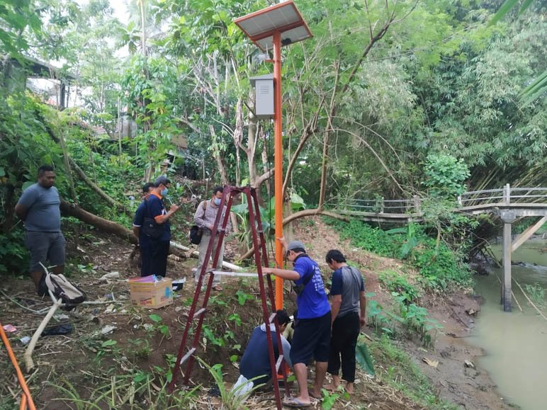 PASANG EWS. Pemerintah Desa Krandegan bersama Pusat Studi Bencana LPPM UNS memasang EWS di Sungai Jali dan Dulang, kemarin. (Foto: eko)