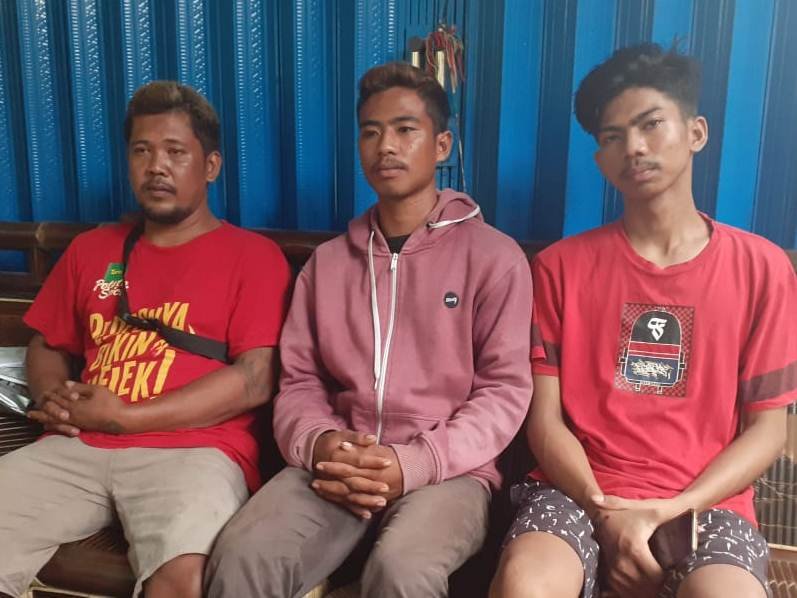 KETERANGAN. Tiga pemuda asal Desa Seren memberikan keterangan terkait peristiwa pengeroyokan yang dialaminya saat dikonfirmasi wartawan, kemarin. (Foto: eko)