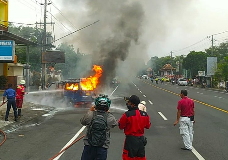 PADAMKAN. Petugas Damkar Temanggung sedang memadamkan kobaran api yang melalap angkot di jalan Suwandi Suwardi Senin pagi. (Foto: dok Damkar Temanggung)
