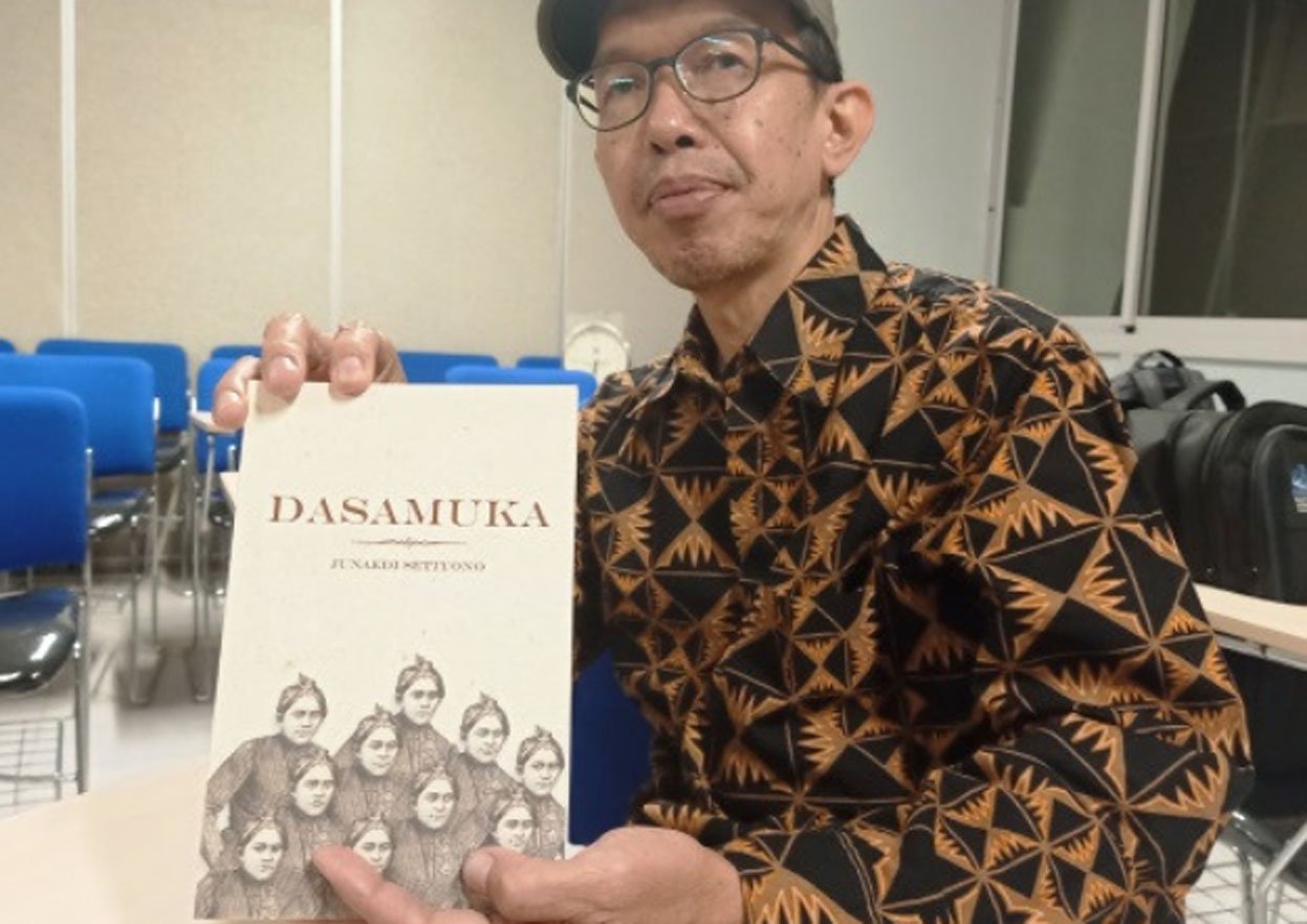 Dasamka Jawa, buku karya Pramudya Ananta Tour, yang di terjemahkan ke dalam versi bahasa inggris nya oleh Lian Gouw