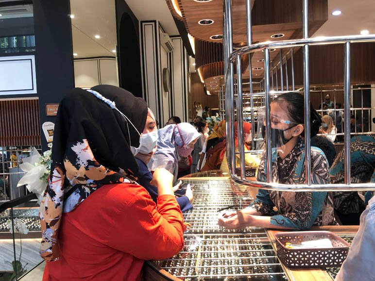 INVESTASI. Pengunjung di Toko HK Mustika Gold Jalan Pemuda, Kota Magelang membeli emas tak sekadar untuk fashion tetapi juga sebagai investasi, karena kemudahan dan keuntungan yang didapat.(foto : wiwid arif/magelang ekspres)