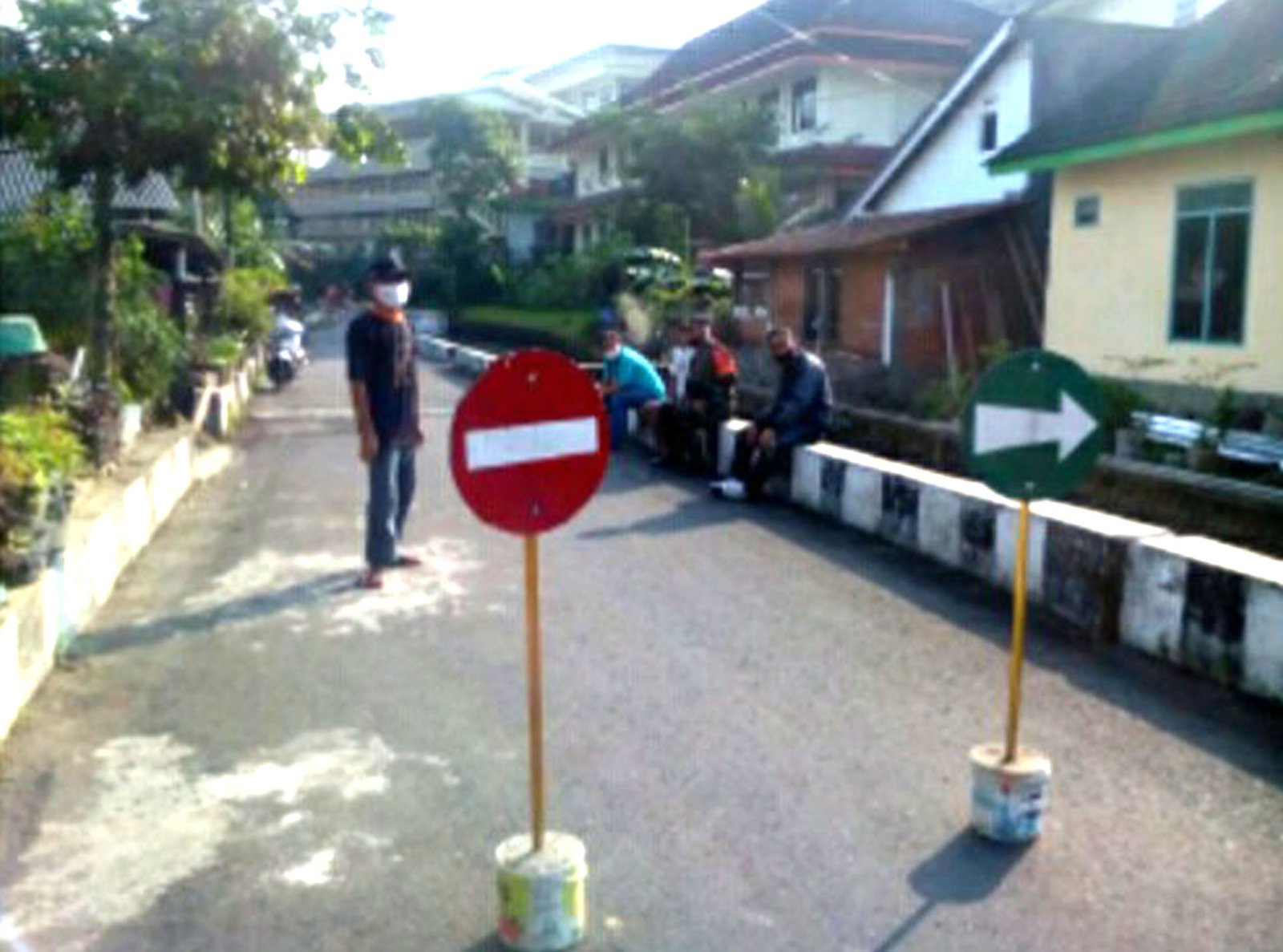 kampung RT 10 RW V Kelurahan Potrobangsan, Kecamatan Magelang Utara terpaksa di-lock down untuk sementara waktu