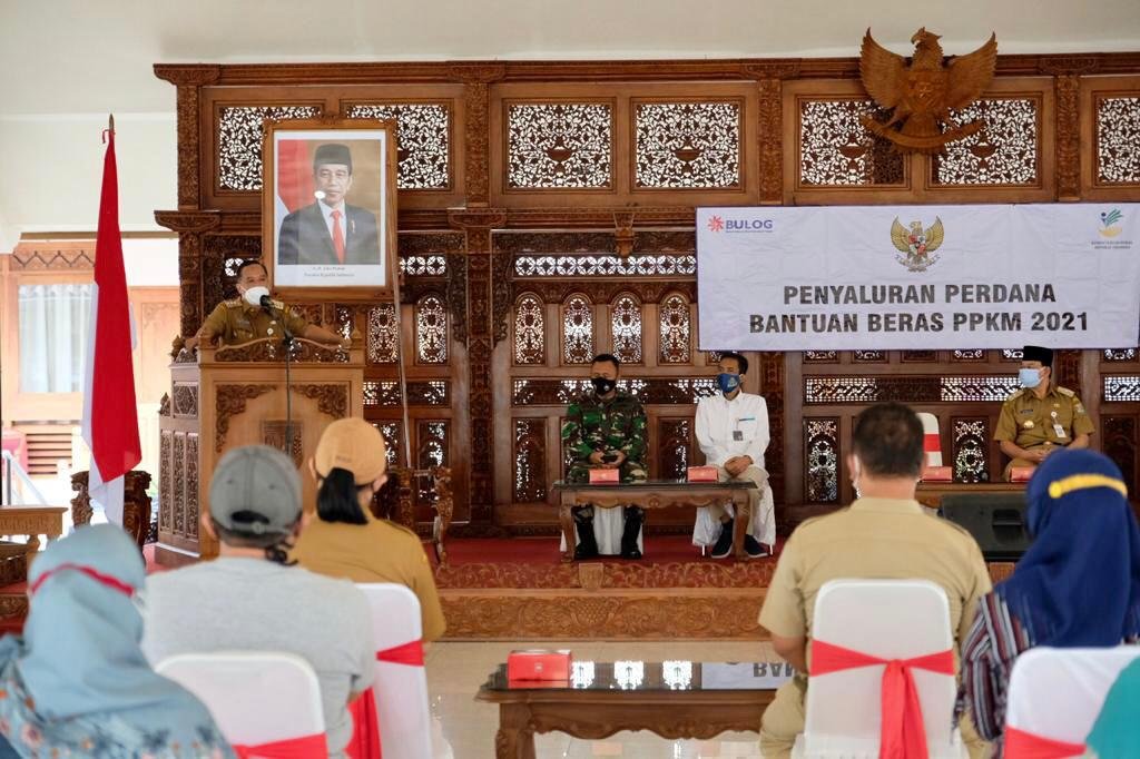 BANSOS. Secara simbolis, bantuan beras diberikan Walikota Magelang dr Muchamad Nur Aziz kepada perwakilan warga di Pendopo Pengabdian, kemarin. (foto : wiwid arif/magelang ekspres)