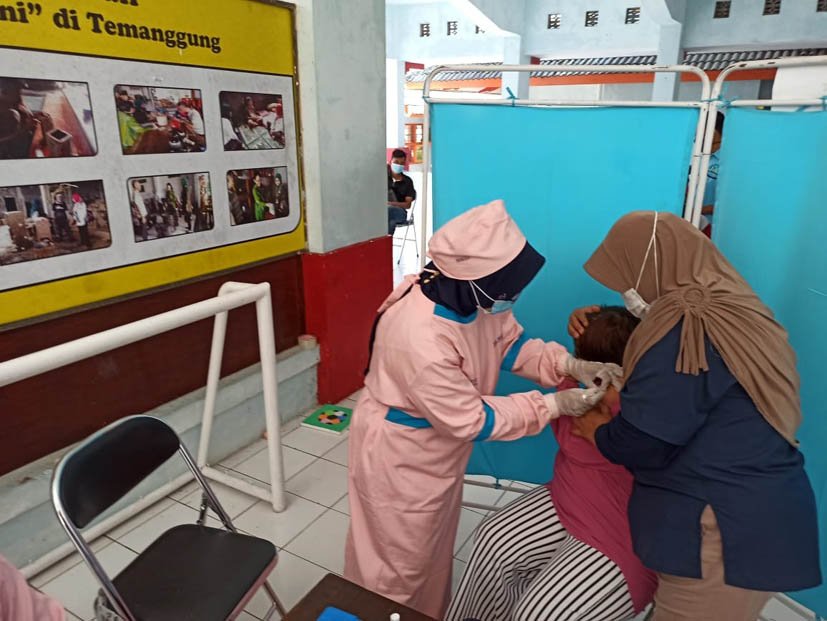 VAKSIN. Penerima manfaat di Balai Besar Kartini sedang menjalani vaksinasi COVID-19 beberapa waktu lalu.(foto:setyo wuwuh/temanggung ekspres)