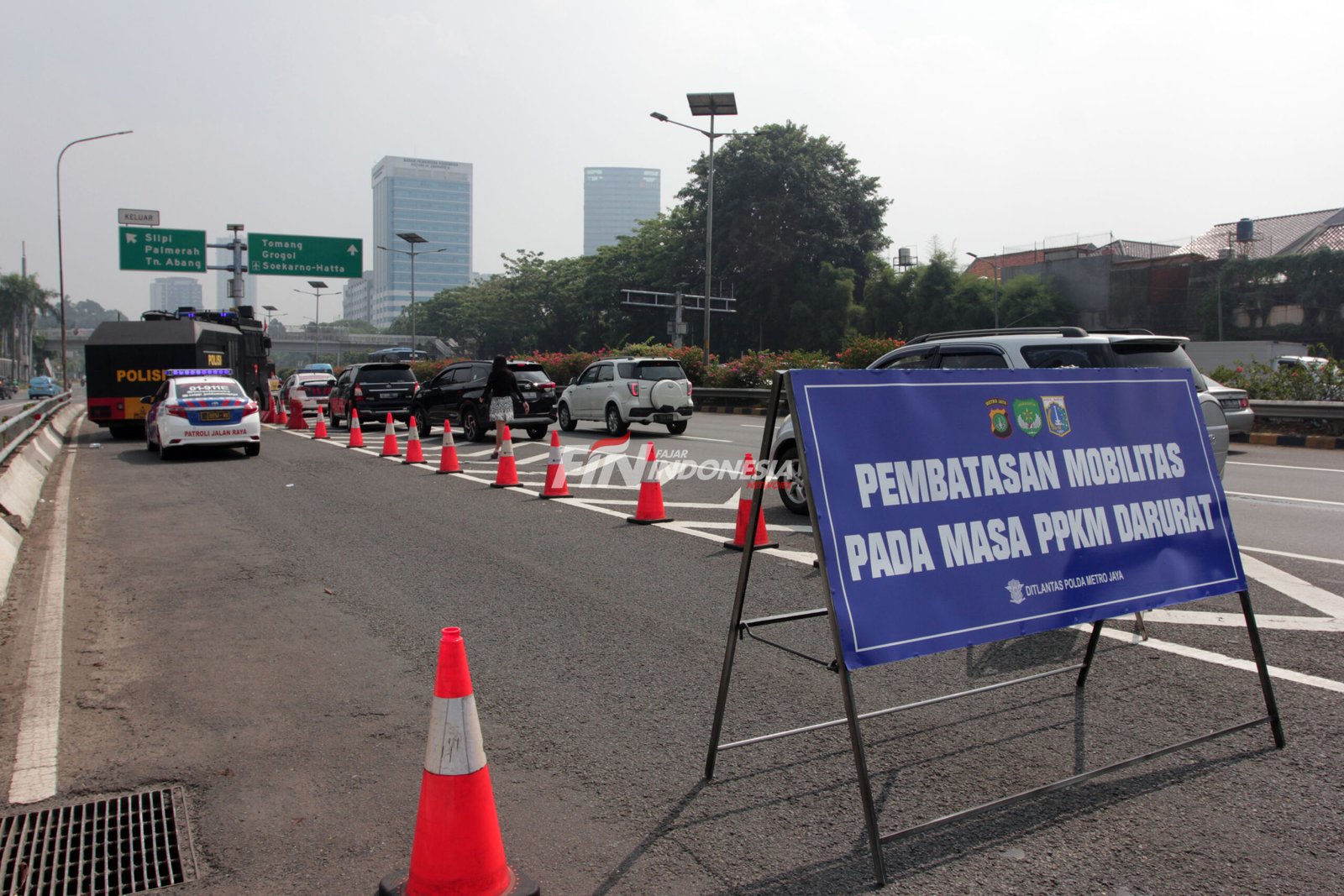 Polisi melakukan penutupan di sejumlah pintu exit tol dalam kota, Semanggi, Jakarta (5/07). penutupan bertujuan dalam rangka pembatasan dan pengendalian mobilitas masyarakat selama PPKM Darurat. (Issak Ramdhani / fin.co.id).