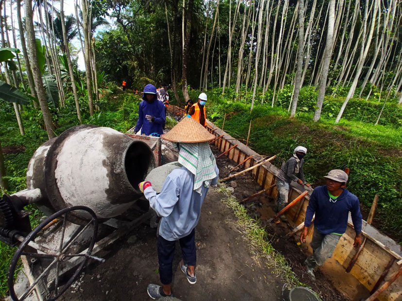 KERJA. Sejumlah pekerja sedang melakukan pembangunan jaringan irigasi Aji Watubuan Desa Wonokerso Kecamatan Tembarak, Kamis (22/7). (foto:setyo wuwuh/temanggung ekspres)