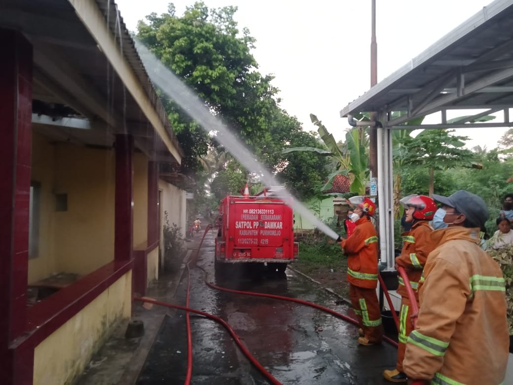 BERJIBAKU. Regu Damkar Sapol PP Damkar Purworejo berjibaku memadamkan kebakaran rumah di Desa Bandungrejo Kecamatan Bayan, kemarin. (Foto: eko)