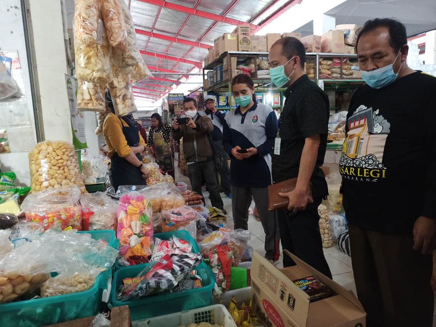 PANTAU. Kepala Dinkopdag Temanggung memantau kondisi Pasar Parakan, Selasa (27/7). (Foto:setyo wuwuh/temanggung ekspres)