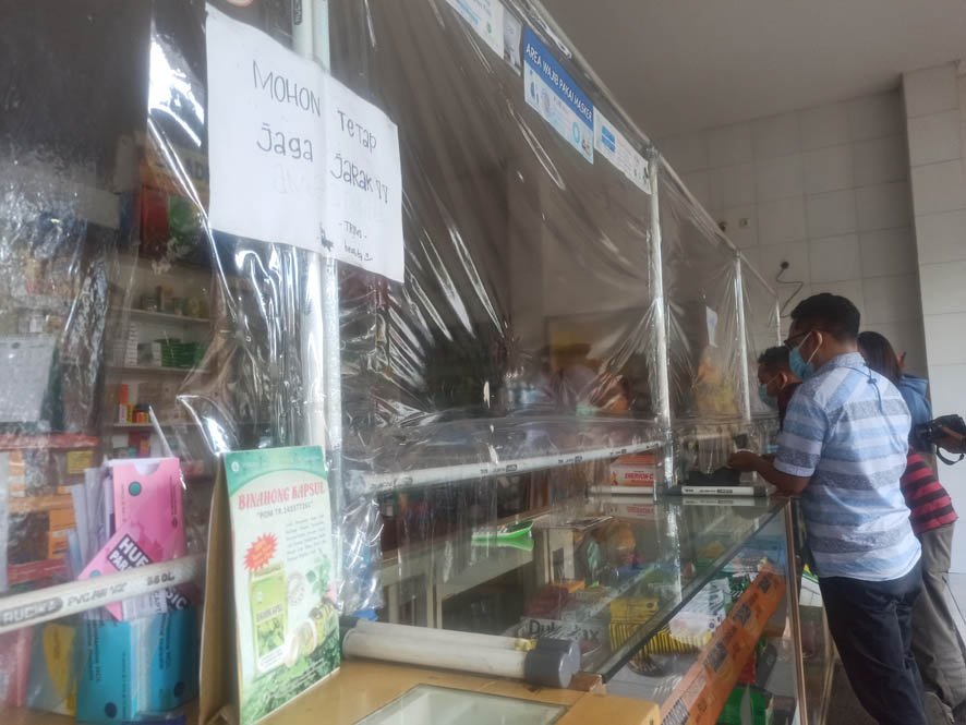 RAMAI. Salah satu apotek di Kota Temanggung ramai pengunjung di saat diberlakukannya PPKM Darurat. (foto:setyo wuwuh/temanggung ekspres)
