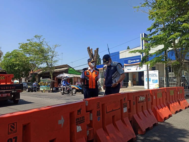 PENYEKATAN. Petugas Dishub Temanggung melakukan penyekatan di Jalan MT Haryono Temanggung, Rabu (7/7). (foto:setyo wuwuh/temanggung ekspres)