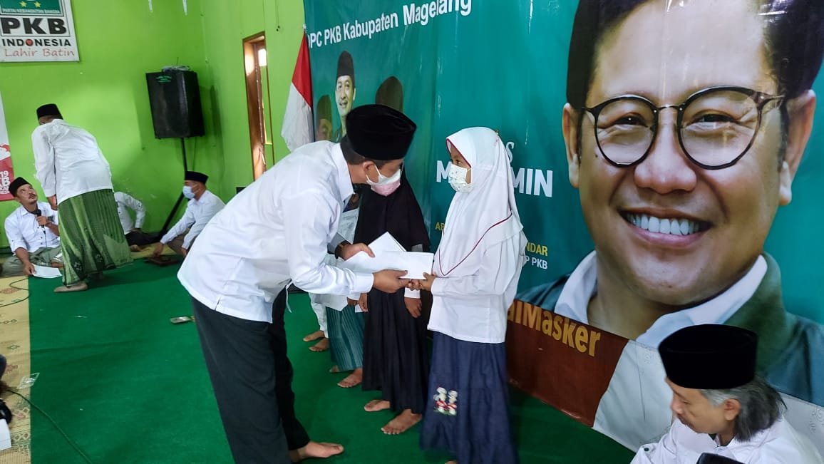 SANTUNAN. Peringatan Harlah PKB ke 23, DPC Partai Kebangkitan Bangsa (PKB) Kabupaten Magelang, serahkan santunan ke anak yatim piatu.