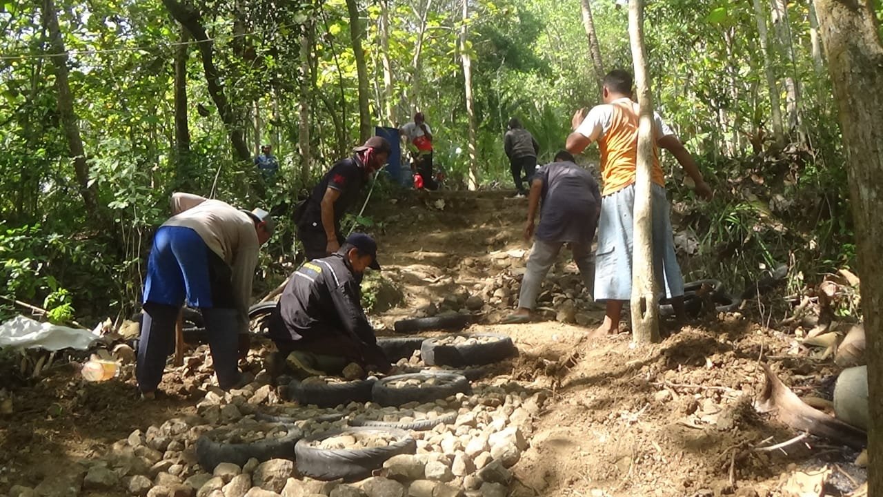 KERJA. Belasan warga Desa Tlogokotes Kecamatan Bagelen saat bekerja dalam program padat karya tunai dana desa. (Foto lukman)