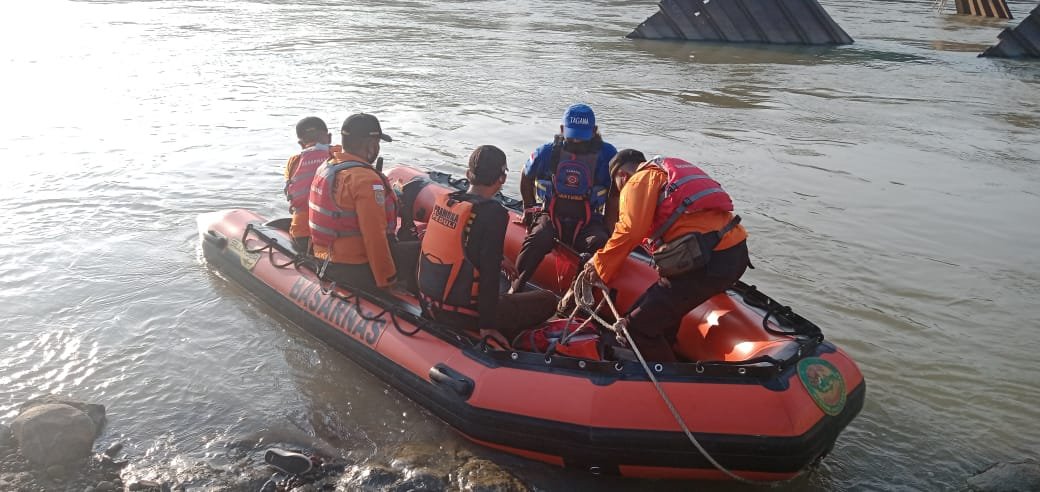 TENGGELAM. Tim SAR Gabungan saat mencari korban tenggelam seorang pekerja proyek Groundsill di Sungai Serayu Desa Cindaga Kecamatan Kebasen. (Foto radar banyumas)