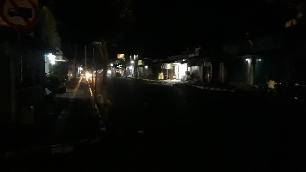 GULITA. Kawasan perkotaan di Jalan Mayjend Sutoyo tampak gelap saat malam hari. Padahal, biasanya kawasan tersebut terang benderang. (Foto lukman)