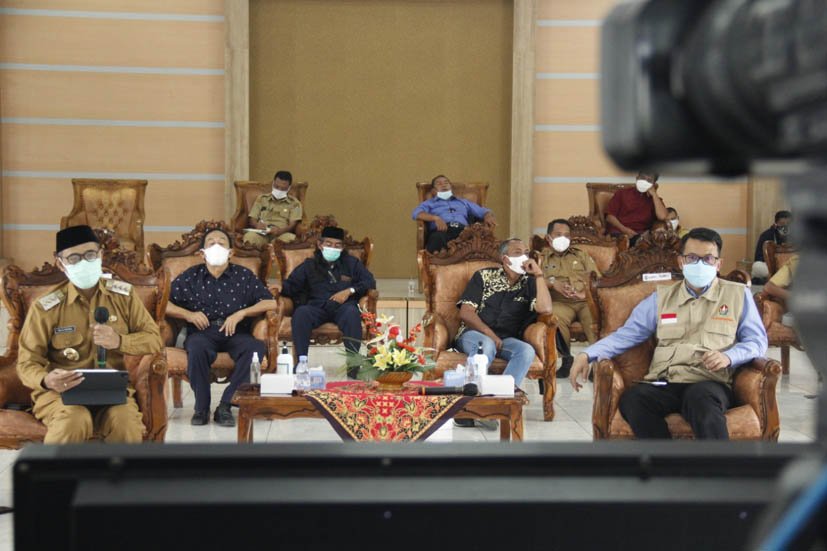 VIRTUAL. Bupati Temanggung M Al Khadziq bersama pelaku pertembakauan melakukan pertemuan secara virtual, kemarin. (Foto:setyo wuwuh/temanggung ekspres)