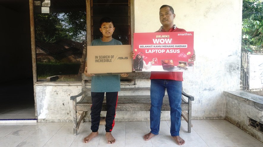 HADIAH. Pemenang Laptop Smartfren Rejeki WOW, Mursidi bersama putranya.