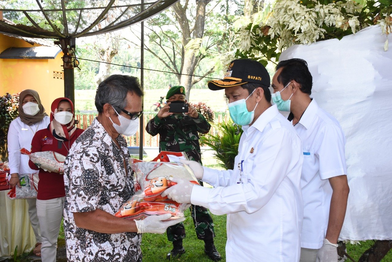 BANTUAN. Bupati Wonosobo Afif Nurhidayat menyerahkan bantuan secara simbolis oleh kepada 3 Keluarga Penerima Manfaat (KPM) dari desa Sawangan Leksono.