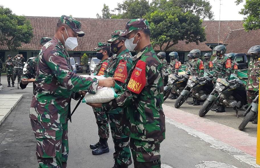 BANTUAN BERAS. Komandan Kodim 0705/Magelang Letkol Arm Rohmadi menyerahkan bantuan beras kepada Babinsa untuk disalurkan kepada warga di Kota dan Kabupaten Magelang. (foto : IST/magelang ekspres)