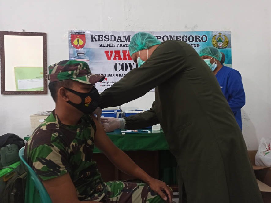 VAKSIN. Petugas kesehatan sedang melaksanakan vaksinasi di Kodim 0706 Temanggung (foto;setyo wuwuh/temanggung ekspres)