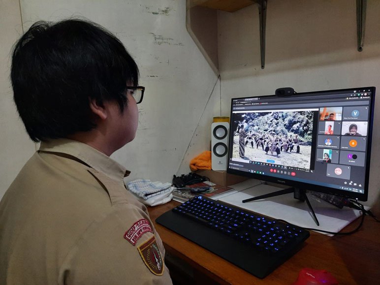 DARING. Seorang siswa SMP mengikuti proses pembelajaran Sejarah Wonosobo secara daring.