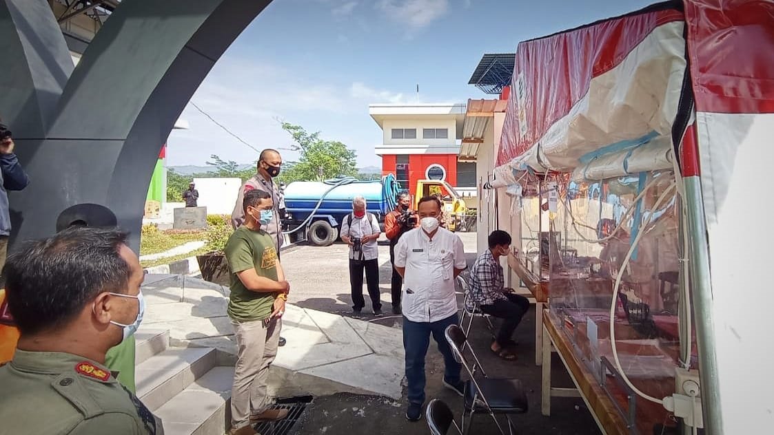 LABKES. Walikota Magelang, dr Muchamad Nur Aziz memerintahkan jajarannya untuk mendirikan Labkes darurat di kompleks Gelora Sanden, melihat antrean membludak di Labkes Jalan Jeruk. (foto : wiwid arif/magelang ekspres)