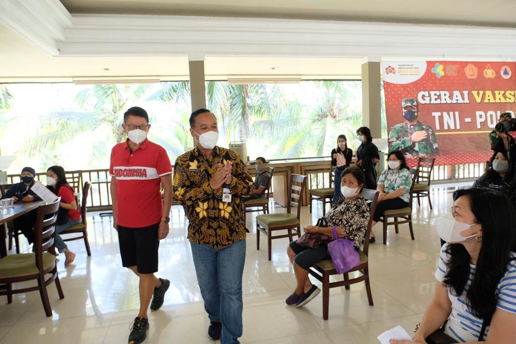 VAKSINASI. Walikota Magelang dr Muchamad Nur Aziz menghadiri vaksinasi yang diadakan oleh Paguyuban Sosial Marga Tionghoa Indonesia (PSMTI) Kota Magelang di Hotel Puri Asri, kemarin. (foto : wiwid arif/magelang ekspres)