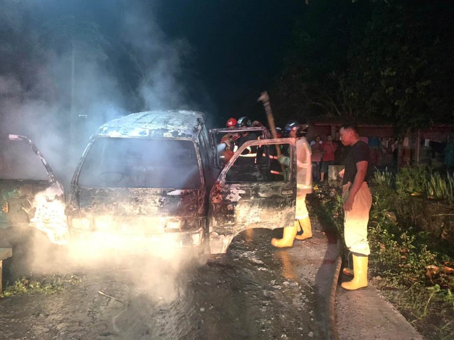 MOBIL TERBAKAR. Mobil Daihatsu Zebra 1.3 Nopol G 9278 EC terbakar, penyebab kebakaran diduga dipicu dari korsleting Accu.