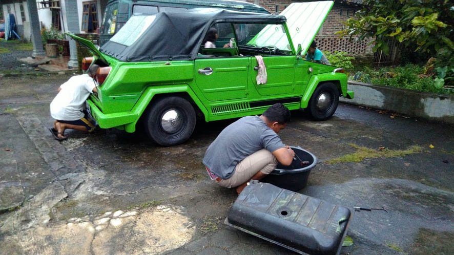 PERAWATAN. Unit kendaraan VW wisata Borobudur dalam perawatan mendapat kontrol dari Dinas Perindustrian Kabupaten Magelang.