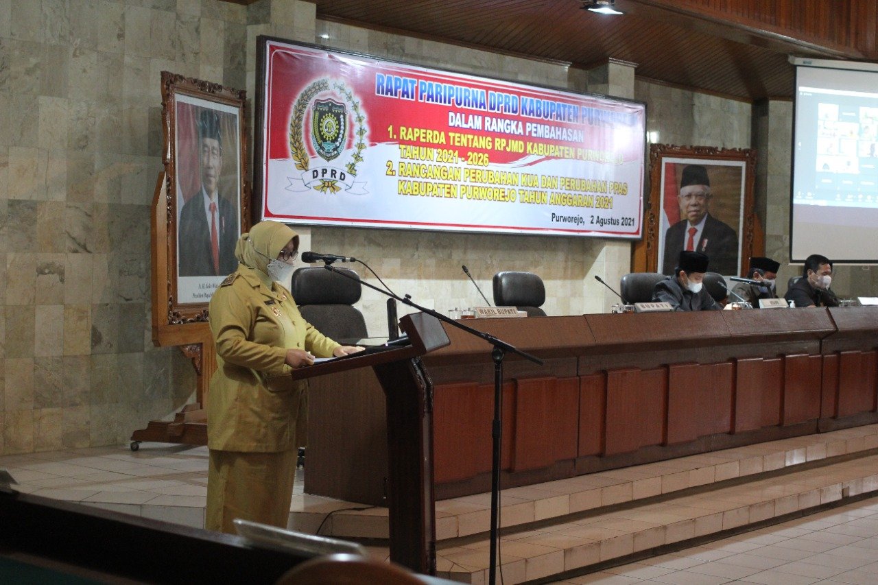 SAMBUTAN. Wakil Bupati Yuli Hastuti saat membacakan sambutan kepala daerah pada Rapat Paripurna DPRD, Senin (2/8) (Foto lukman)