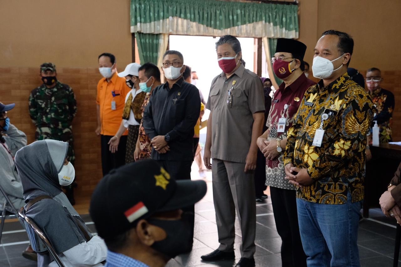 BANTUAN. Walikota Magelang, dr Muchamad Nur Aziz saat menyalurkan bantuan kepada masyarakat yang terdampak pandemi Covid-19. (foto : wiwid arif/magelang ekspres)