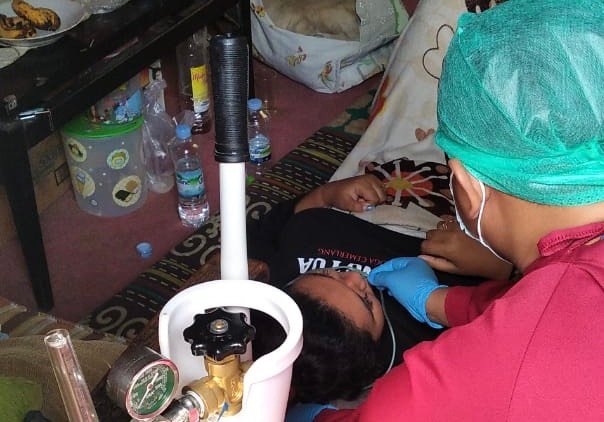 BAKSOS. Relawan PMI Kota Magelang memberikan layanan tabung oksigen kepada pasien yang tengah dirawat di rumah, belum lama ini. (foto : dok/magelang ekspres)
