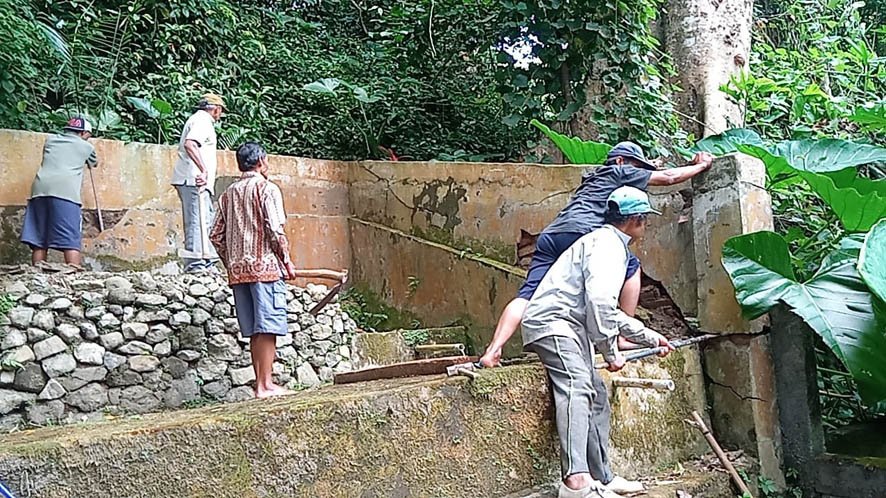 SENDANG. Warga Dusun Gayam Desa Giripurno Kecamatan Borobudur, bersihkan Sendang Sebandot momentum 1 Muharram 1443 H.