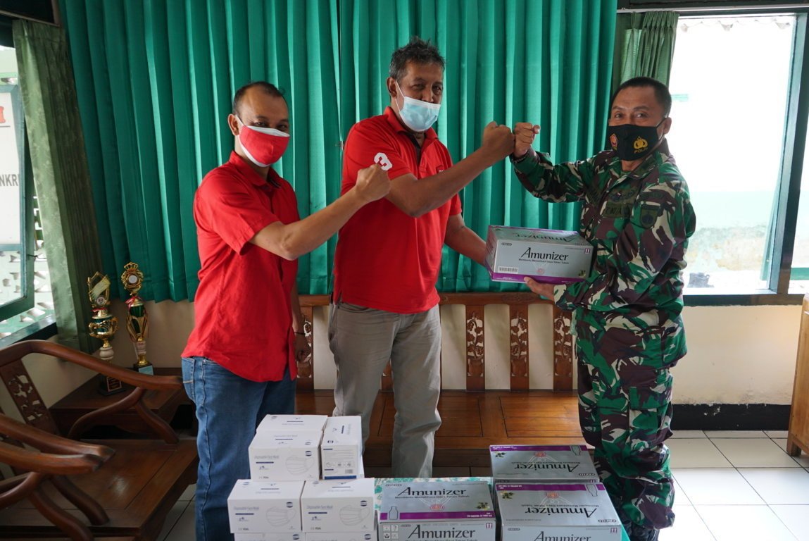 SUPLEMEN. PDIP Kota Magelang memberikan bantuan APD dan suplemen kepada anggota TNI di tiga Koramil, kemarin. (foto : wiwid arif/magelang ekspres)