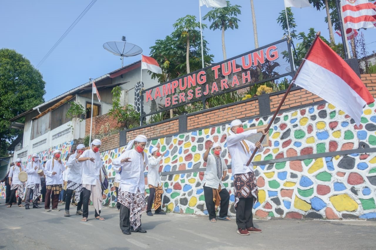SEMARAK. Kirab sederhana mewarnai puncak perayaan HUT ke-76 RI di Kampung Tulung, Magelang Tengah. (foto-foto : dok/prokompim kota magelang)